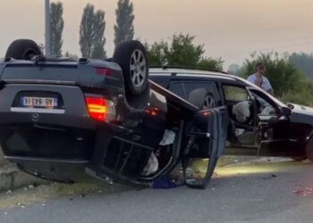 FOTO/ Aksident i frikshëm në Lezhë: Përplasen keq dy makina, ‘benzi’ përmbyset me goma përpjetë. Plagoset…!