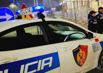 Emri/ Aksident i rëndë në Tiranë, shoferja përplas këmbësoren 60-vjeçare tek vijat e bardha