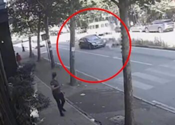 VIDEO/ Momenti kur automjeti përplas në tokë gruan në Tiranë. Këmbësorja shmangu ‘vijat e bardha’…!