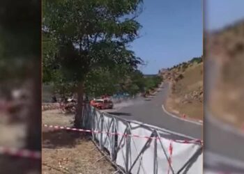 VIDEO/ Aksidenti i rëndë: Garë makinash, tre të plagosur, mes tyre një fëmijë. Pamjet e frikshme kur makina hyn mes njerëzve