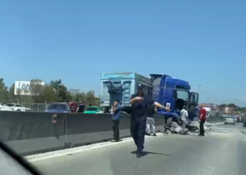 FOTO/ Aksident i frikshëm në autostradën Tiranë-Durrës, kamioni përplaset dhe çan trafikndarësen