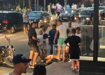 Makina përplas motorin, plagoset rëndë një person në Shëngjin