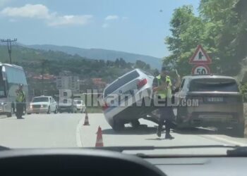 VIDEOLAJM/ Aksident i frikshëm në Librazhd, makina BMW përfudon mbi Range Rover