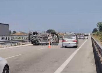 Makina përfundon me rrota përpjetë në mes të autostradës Fier-Vlorë