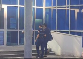 Videoskandali në zyrën e Safet Gjicit, Alma Kaçi shkon në SPAK ‘e maskuar’