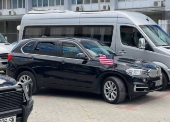 Rama në takim me Osmanin, ambasadori amerikan Hovenier mbërrin në Kuvendin e Kosovës: Do bisedojë me…?!