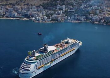 VIDEOLAJM/ Kroçera “Explorer of the Seas” sjell në Sarandë 2700 turistë nga e gjithë bota