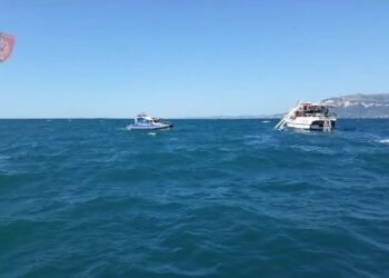 Po mbyteshin/ Pëson defekt anija turistike me 27 persona në bord në Karaburun, i shpëton policia kufitare