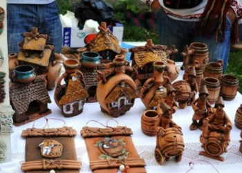 Punimet artizanale shqiptare/ Turistët e huaj “kurnacë”, blejnë vetëm emigrantët tanë