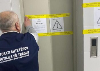 S’janë kolauduar/ Mbi 80% e ashensorëve mbeten jashtë kontrollit: I hapëm dyert me forcë