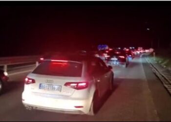 Çfarë po ndodh? Radhë kilometrike në kufirin Shqipëri-Kosovë. Bllokohen automjetet që lëvizin drejt…!
