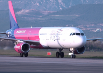 Vonesa me avionin e Wizz Air, pasagjerët presin 12 orë në aeroportin e Rinasit