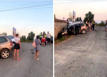 FOTO/ Përplasen 2 makina, përfundojnë në murin rrethues të një shtëpie