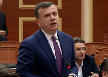 U emërua ministër i Brendshëm, profili i Taulant Ballës: Nga kabineti i Nanos tek zëvendës i Ruçit