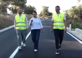 Rruga e vjetër Fier-Vlorë rehabilitohet, zv.kryeministrja Balluku inspekton punimet: Shkurtohet 5 kilometra