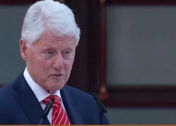 “Falë teje familja ime është gjallë”/ Clinton tregoi historinë me kamarierin nga Kosova: Mu ul në gjunjë dhe…!