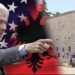 Bill Clinton, për herë të parë në Tiranë! Nis puna për dekorin e ceremonisë, te Kryeministria ngrihet flamuri i SHBA