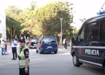 Vizita në Tiranë/ Clinton mbërrin në kryeministri pas përfundimit të takimit me Ramën në “Vilën 31”