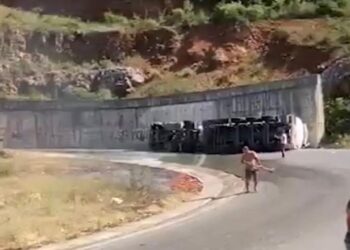 Aksident i rëndë, autoboti me naftë humb kontrollin dhe del nga rruga, dalin detajet e para