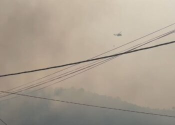 Fshatrat e Fierit në tym e flakë, helikopteri ‘Cougar’ i ushtrisë i bashkohet forcave zjarrfikëse për shuarjen e vatrave