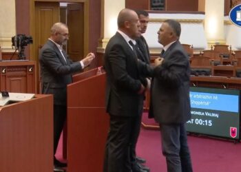 “Nuk do shpik raketën”/ “Plas” sherri në Kuvend, deputeti i Berishës niset drejt foltores, e rrethon Garda