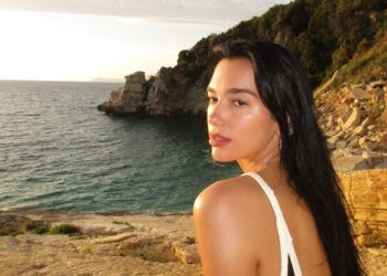 FOTO/ Dua Lipa vjen për pushime në “shtëpi”