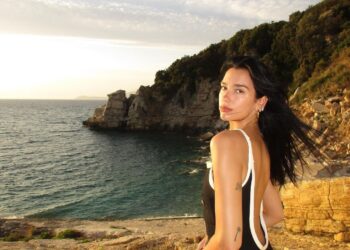 FOTO/ Dua Lipa vjen për pushime në “shtëpi”