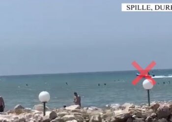 Shkeli perimetrin e sigurisë dhe rrezikoi pushuesit me gomone, gjobitet me 100 mijë lekë drejtuesi në Spille
