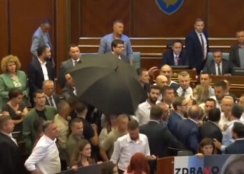 VIDEO/ Sërish tension në Kuvendin e Kosovës, deputetja e AAK-së qëllon Konjufcën me shishe