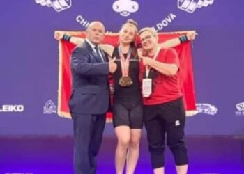 Tre medalje ari/ Peshëngritësja 15-vjeçare nga Elbasani shpallet kampione Evrope