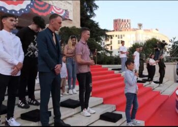 ‘Faleminderit Bill!’ Klintonët junior e vajzat Hillary vijnë nga Kosova në Tiranë për të surprizuar Presidentin amerikan