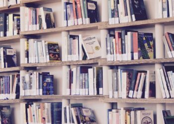 Një bibliotekë me libra audio; të rinjtë “dhurojnë” zërin në institutin e nxënësve që nuk shikojnë