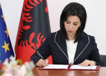 Ministrja Kushi nxjerr udhëzimin për uljen e numrit të nxënësve në klasa