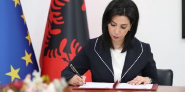 Ministrja Kushi nxjerr udhëzimin për uljen e numrit të nxënësve në klasa