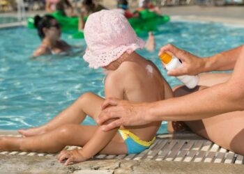 Infeksionet e lëkurës nga plazhet / Mjekët: Kujdes fëmijët, shmangni qëndrimin e gjatë në diell