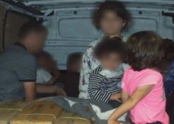 I kishte fshehur në kuti kartoni/ Dënohet me burg 44-vjeçari anglez, kontrabandonte fëmijë shqiptarë për në Britani