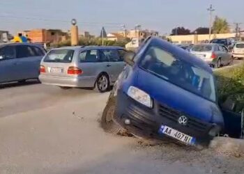 Aksident i trefishtë në aksin Fier-Seman/ Një automjet përfundon në kanal, plagosen dy fëmijë