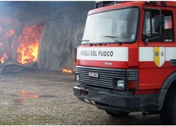 Dyshimet/ Përfshihet nga flakët fabrika e prodhimit të lëngjeve në Libohovë, ndërhyjnë zjarrfikësit