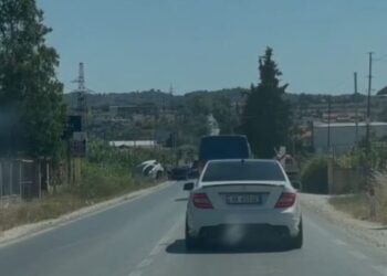 Aksident në aksin Fier-Levan, makina përfundon në kanal pasi përplaset me një makinë tjetër