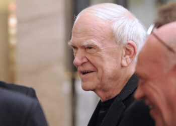 Ndahet nga jeta Milan Kundera, shkrimtari që hetoi qenien