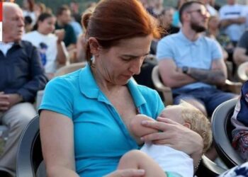 FOTO-LAJM/ Çfarë nuk u pa gjatë netëve të Festivalit të Gjirokastrës: Drejtoresha ushqen me gji djalin