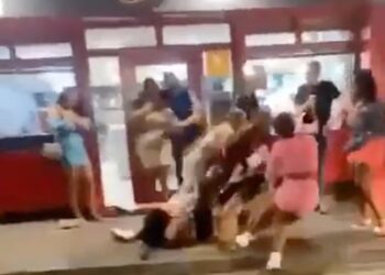 VIDEO/ “Kush je ti?” Sherr brutal jashtë picerisë, 3 gra kapen prej flokësh dhe rrihen…!