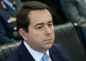 Tragjedia e zjarreve, dorëhiqet ministri grek: Vendi digjej, Mitaraqis vazhdonte pushimet