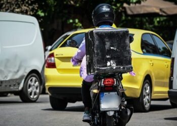 Greqia nuk ‘fal’ bizneset, 110 mijë euro gjoba për kompanitë që nxorën punëtorët në punë në ‘pikun’ e vapës