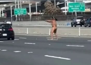 VIDEO/ Gruaja del nga “shinat’: E zhveshur nudo, qëllon me armë në autostradë makinat