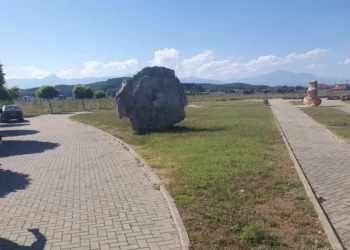 Dogji veten pas varrimit të djemve të vrarë nga serbët/ Shteti merr nën kujdes gurin e nënë Pashkës, dërgohet në Mejë-Gjakovë