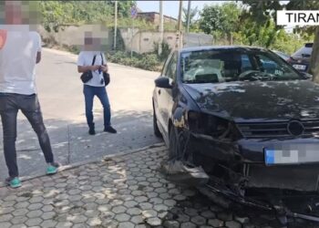 VIDEO/ Vodhi dy automjete brenda ditës në Tiranë dhe u përfshi në aksident, arrestohet 32-vjeçari me probleme mendore