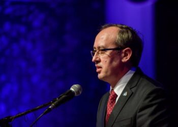 “BE njoftoi qeverinë për sanksionet”/ Hoti: Duhet seancë e jashtëzakonshme, vendi s’mund të udhëhiqet nga Kurti e Osmani