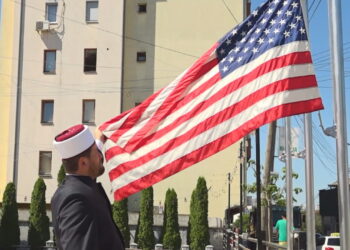 Flamuri amerikan në xhaminë e Prishtinës, Imami ‘sfidon’ Kurtin: Do ta ngremë çdo 4 korrik për pavarësinë e SHBA