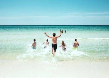 Ushqimet që nuk duhet të hani 4 orë para se të notoni